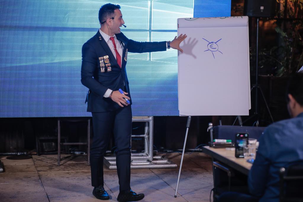 Master Cavenatti apresentando uma ideia diante de uma plateia