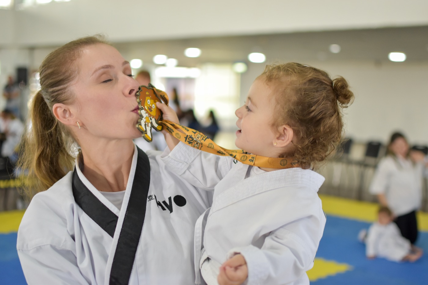 Mrs Master Cavenatti com a filha e uma medalha de Taekwondo