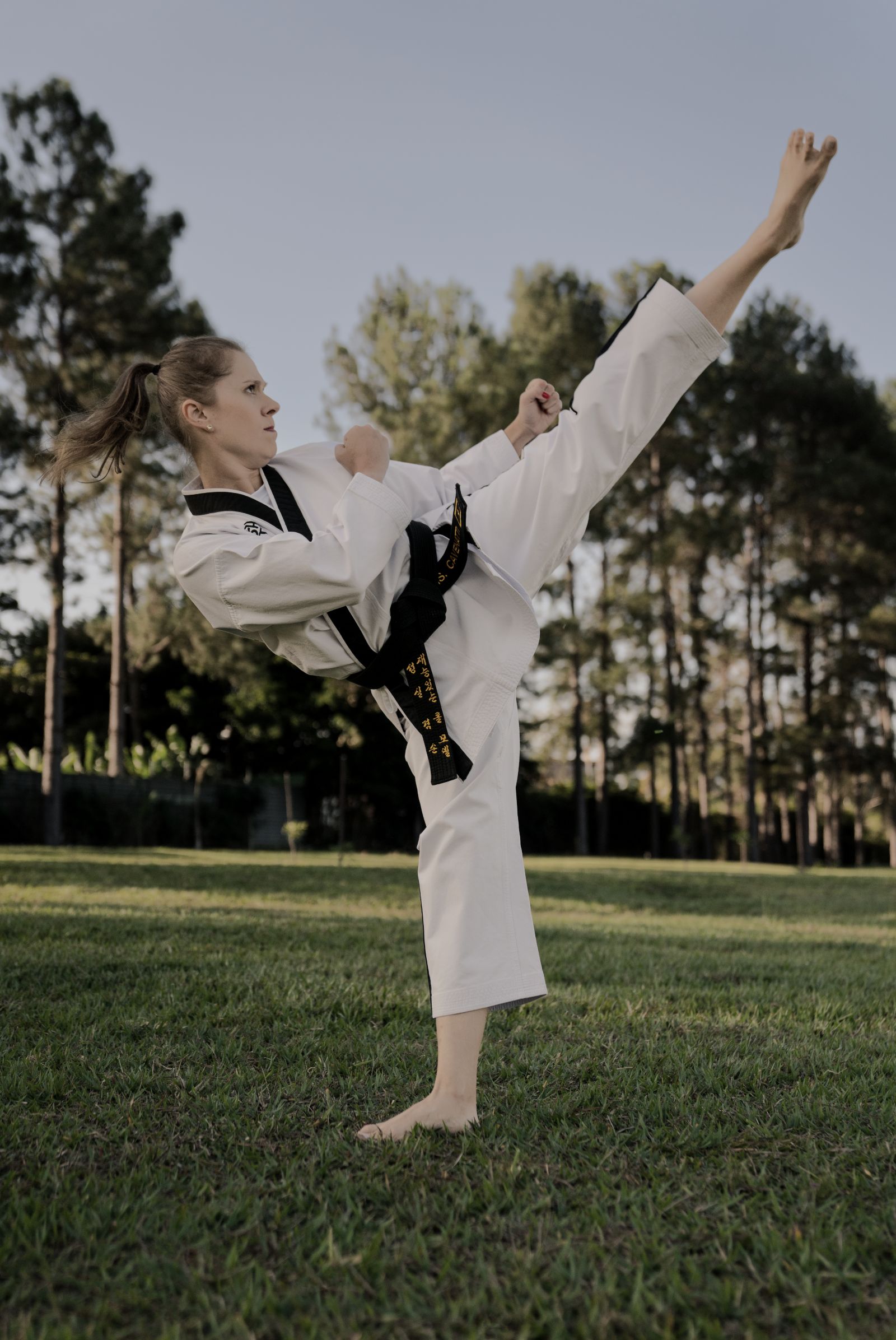 Mrs Master Cavenatti praticando Taekwondo em área externa