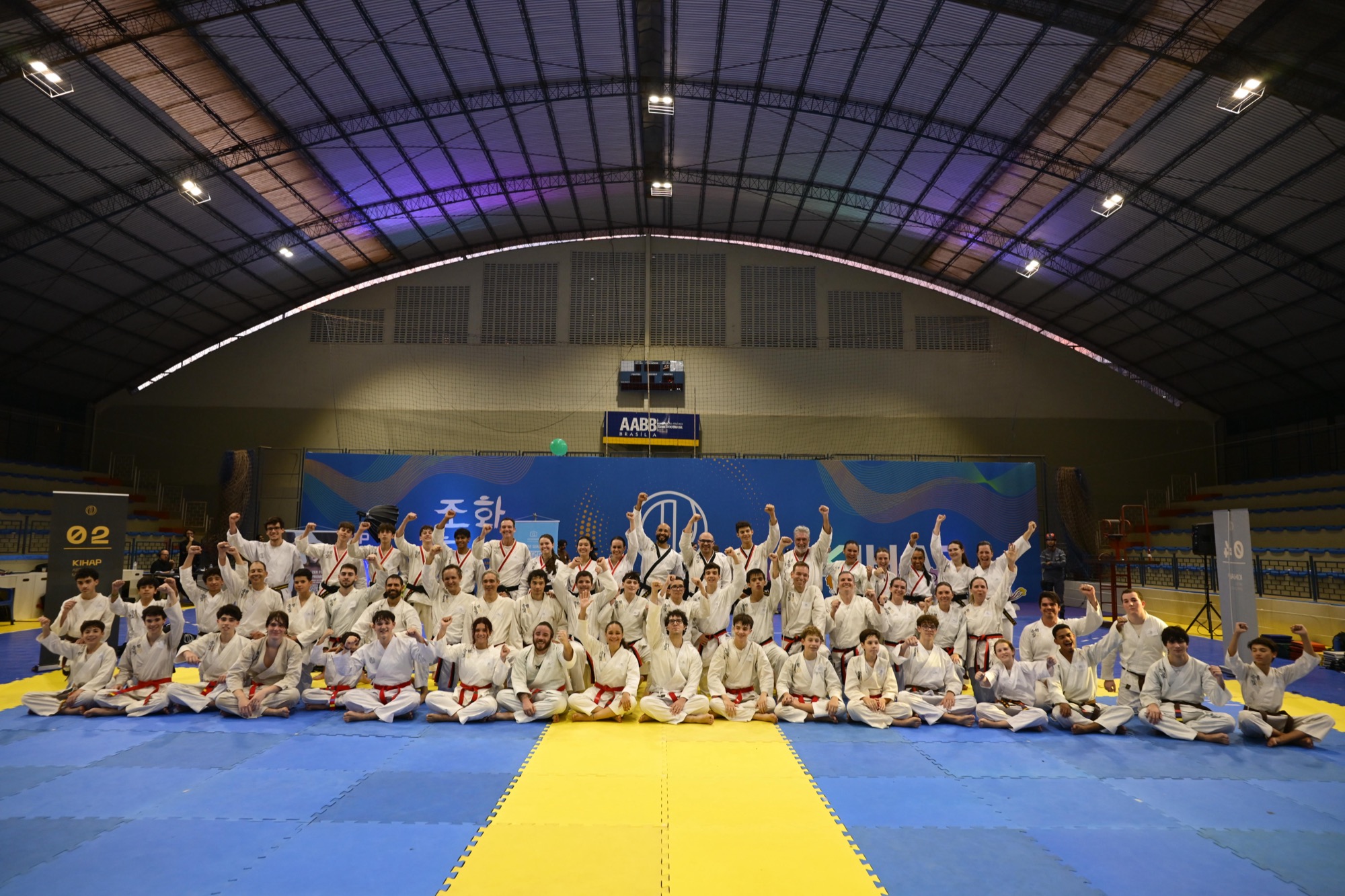 Comunidade Kihap reunida em um evento de artes marciais