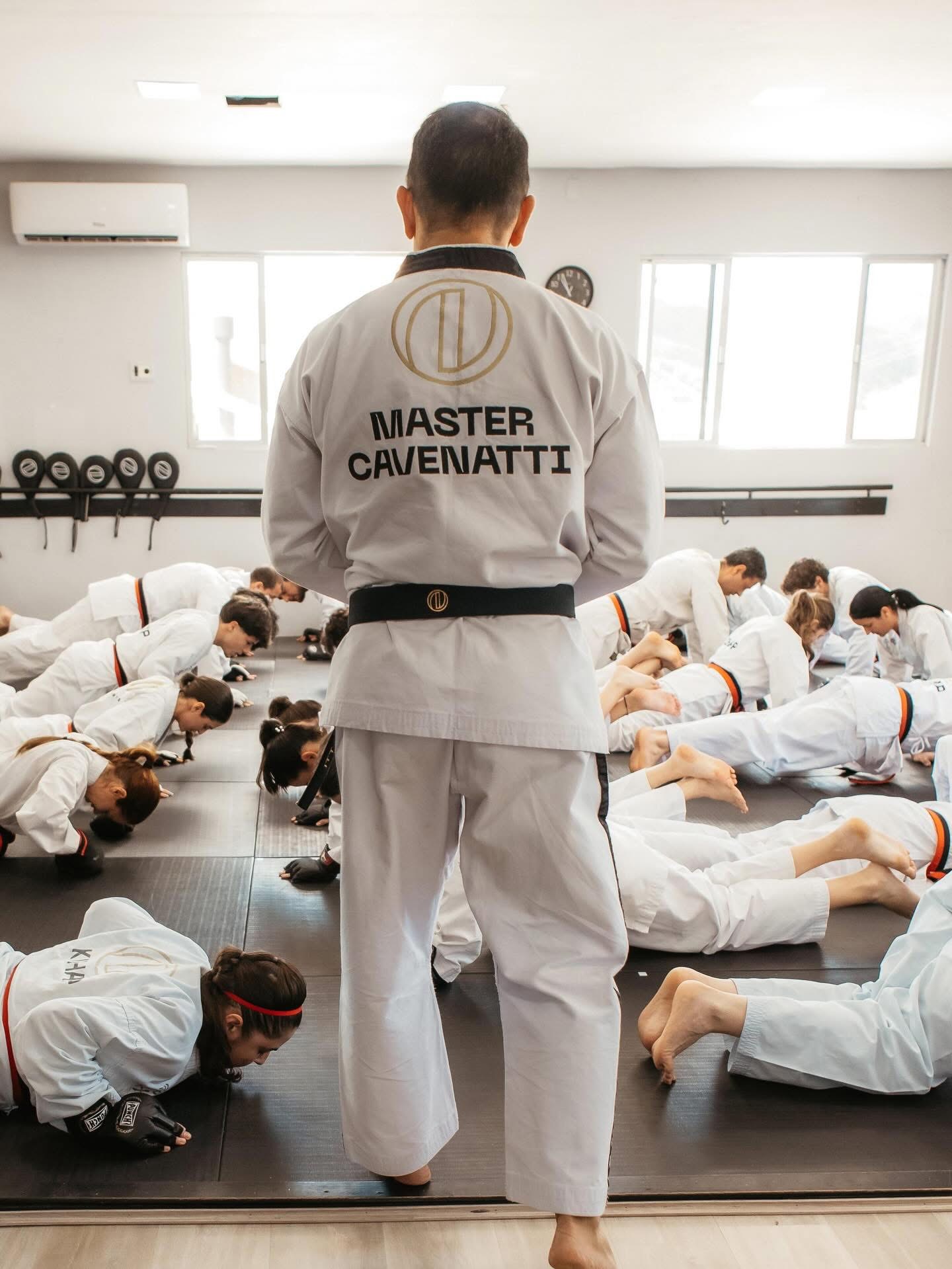 Master Cavenatti conduzindo uma aula de Taekwondo