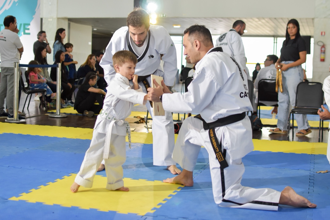 Master Cavenatti acompanhando uma atividade de Taekwondo com o filho