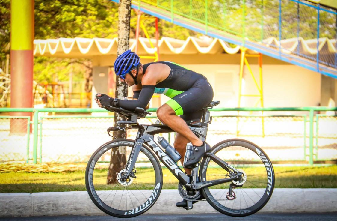 Master Cavenatti pedalando em uma prova de triatlo