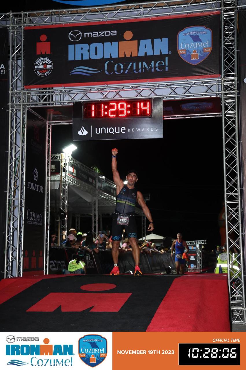 Master Cavenatti cruzando a linha de chegada do Ironman Cozumel